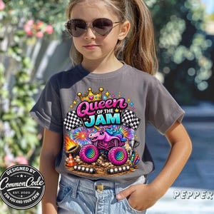 Peut inclure: T-shirt gris avec un motif color&eacute; d'un monster truck avec un design de licorne et le texte "Queen of the Jam". Le t-shirt pr&eacute;sente &eacute;galement des drapeaux &agrave; damier et le texte "Designed by Common Code EST. 2020 For You and Your Crew."