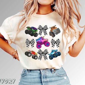 モンスタートラックジャムTシャツ、お揃いのファミリー服、鮮やかで楽しいレーシングテーマTシャツ、ママとミニのシャツ、コンフォートカラーTシャツ、チェッカーフラッグリボン 画像 8