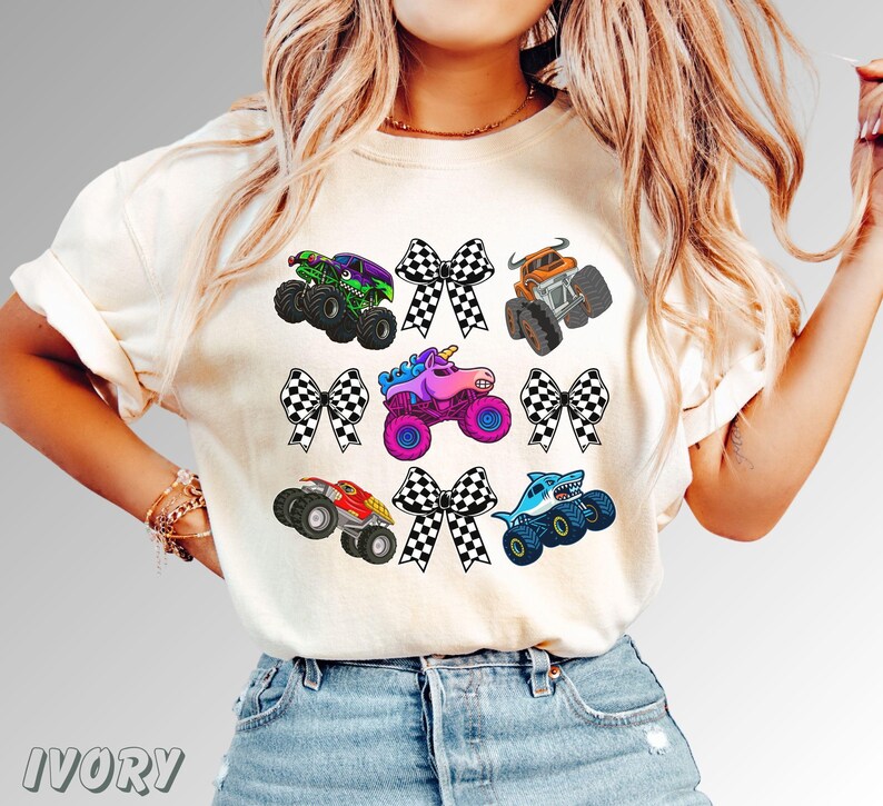 モンスタートラックジャムTシャツ、お揃いのファミリー服、鮮やかで楽しいレーシングテーマTシャツ、ママとミニのシャツ、コンフォートカラーTシャツ、チェッカーフラッグリボン 画像 8