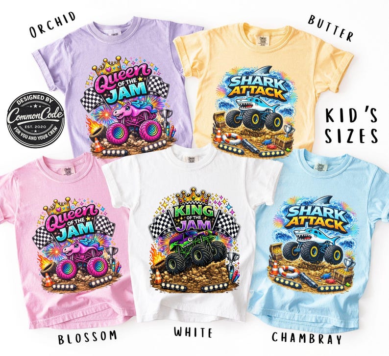 Peut inclure: Plusieurs t-shirts pour enfants de couleurs orchid&eacute;e, beurre, fleur, blanc et chambray. Chaque t-shirt pr&eacute;sente un motif de monster truck avec les textes "Queen of the Jam", "King of the Jam" ou "Shark Attack".