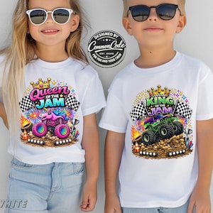Puede incluir: Camisetas blancas con gr&aacute;ficos de monster trucks coloridos. Una dice "Queen of the Jam" con un cami&oacute;n unicornio, la otra "King of the Jam" con un cami&oacute;n verde. Ambas tienen banderas a cuadros.
