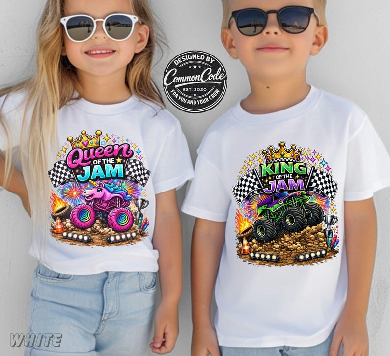 Puede incluir: Camisetas blancas con gr&aacute;ficos de monster trucks coloridos. Una dice "Queen of the Jam" con un cami&oacute;n unicornio, la otra "King of the Jam" con un cami&oacute;n verde. Ambas tienen banderas a cuadros.