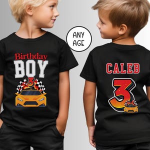 Camiseta personalizada de coche de carreras para el tercer cumpleaños de niño: Nombre y número personalizados, estampado en la parte delantera y trasera, edad, banderas a cuadros, niño de tres años, hijo, nieto