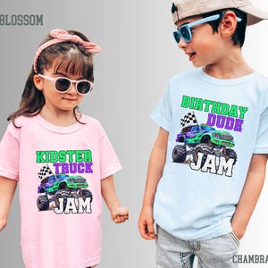 K&ouml;nnte beinhalten: Zwei T-Shirts f&uuml;r Kinder mit einem Monstertruck-Design. Das rosa Shirt sagt "Kidster Truck Jam" und das hellblaue Shirt sagt "Birthday Dude Jam".