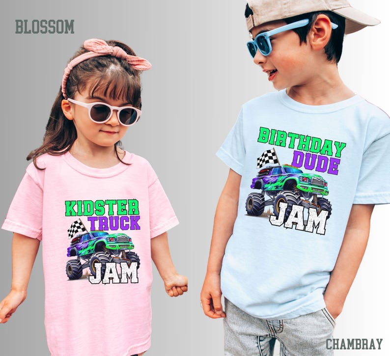 K&ouml;nnte beinhalten: Zwei T-Shirts f&uuml;r Kinder mit einem Monstertruck-Design. Das rosa Shirt sagt "Kidster Truck Jam" und das hellblaue Shirt sagt "Birthday Dude Jam".