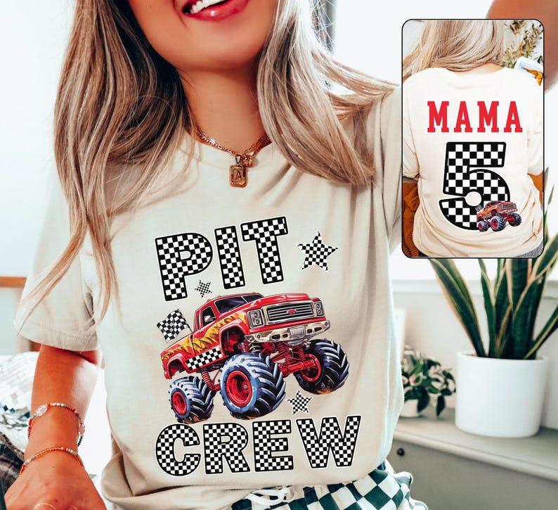 Op de afbeelding: Beige T-shirt met een rode monstertruck-afbeelding, vlammen en de woorden "PIT CREW" in een dambordpatroon. De achterkant van het shirt heeft het woord "MAMA" en het nummer "5" met een monstertruck-afbeelding.