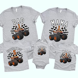 Peut inclure: Ensemble de t-shirts gris et un body avec un motif de monster truck et des drapeaux à damiers. Les t-shirts affichent les mots "DAD", "MAMA", "BIRTHDAY BOY", "JACKSON" et "NOAH", avec les chiffres 1, 5 et 3.