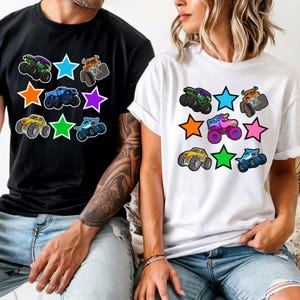 Może przedstawiać: Czarne i białe koszulki z kolorową grafiką monster truck&oacute;w. Każda koszulka zawiera sześć wzor&oacute;w monster truck&oacute;w w r&oacute;żnych kolorach, otoczonych gwiazdami. Samochody ciężarowe obejmują kolory zielony, niebieski, pomarańczowy, ż&oacute;łty i fioletowy.