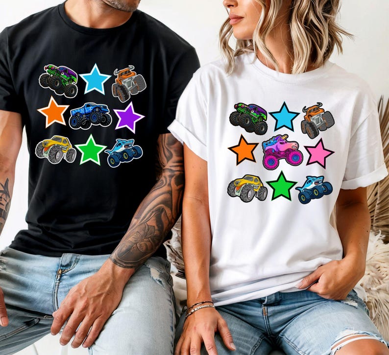 Może przedstawiać: Czarne i białe koszulki z kolorową grafiką monster truck&oacute;w. Każda koszulka zawiera sześć wzor&oacute;w monster truck&oacute;w w r&oacute;żnych kolorach, otoczonych gwiazdami. Samochody ciężarowe obejmują kolory zielony, niebieski, pomarańczowy, ż&oacute;łty i fioletowy.