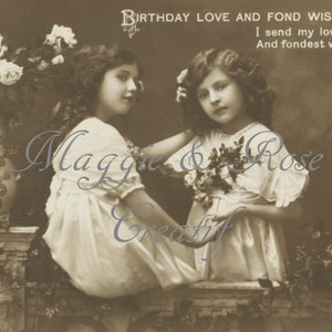 Cartão postal vintage Imagem digital Meninas bonitas com cachos e flores Saudação de aniversário Tom marrom Download instantâneo