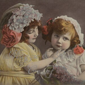 Imagem digital para impressão, Meninas bonitas com gorros e flores Cartão postal colorido à mão Download instantâneo