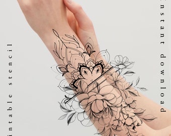 Puede incluir: Diseño de plantilla de tatuaje en blanco y negro con un mandala y elementos florales. El diseño se muestra en la muñeca de una persona. Plantilla imprimible.