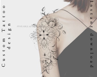 Puede incluir: Un diseño de tatuaje en blanco y negro con arte de línea que presenta un mandala floral con un centro geométrico y dos flores grandes en la parte superior del brazo.