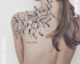 Può includere: Un disegno in bianco e nero di un design di tatuaggio floreale con rose e foglie. Il design è sulla spalla di una donna.