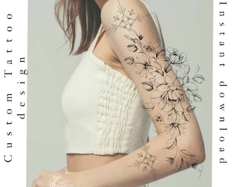 Puede incluir: Un dibujo en blanco y negro de un diseño de tatuaje floral en el brazo de una persona. El diseño presenta una variedad de flores y hojas, incluyendo rosas, margaritas y helechos. El tatuaje está en la parte superior del brazo y se extiende hasta el codo.