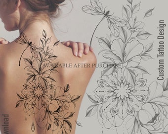 Può includere: Un design di tatuaggio in bianco e nero con arte di linea che presenta un mandala floreale con due libellule e foglie. Il design è disponibile dopo l'acquisto. "Download immediato" è scritto sul lato sinistro dell'immagine.