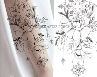 Puede incluir: Un diseño de tatuaje en blanco y negro con arte de línea que presenta un motivo floral con un mandala. El diseño incluye una flor grande con detalles intrincados y flores y hojas más pequeñas. El texto "Floral Tattoo" está escrito en cursiva en la parte inferior de la imagen.
