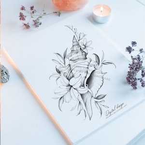Könnte beinhalten: Eine digitale Schwarzweißillustration einer Muschel mit zarten Blumen und Blättern. Die Illustration ist realistisch gezeichnet und hat eine Vintage-Ästhetik.