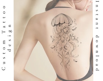 Puede incluir: Un dibujo en blanco y negro de una medusa con detalles florales. El diseño del tatuaje está en la espalda de una persona.