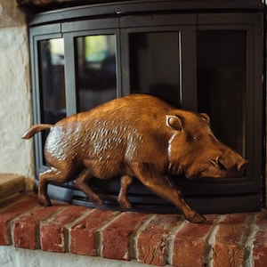 Geschnitztes Wildschwein, Valentinstagsgeschenk für ihn, Vatertagsgeschenke, Holzgeschenk, Jägergeschenke, Holzschnitzerplatte ein Wildschwein-Holzgeschenk für die Jagd