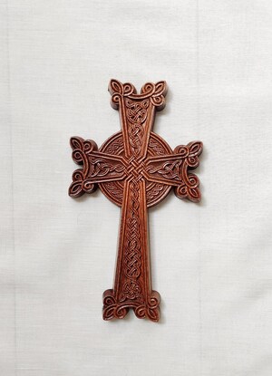 Lot De 6 Croix En Bois Sculpté à La Main - 5x2.5 Cm - Cœurs Gravés, Surface Lisse - Pour Méditation, Baptême, Cadeau