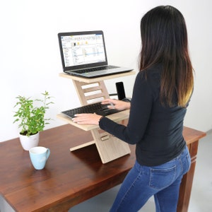 Stand Desk Medium Oak Bureau debout pour ordinateur portable, bureau debout, agrandisseur dordinateur portable, bureau debout, bureau à domicile, support pour ordinateur portable, convertisseur de support de bureau image 3