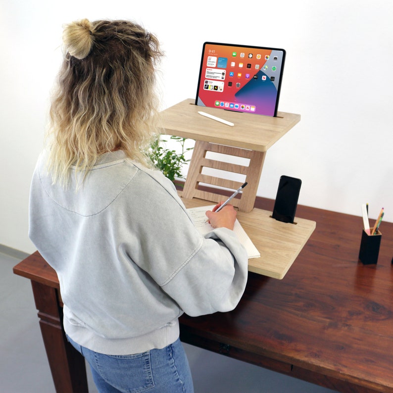Stand Desk Medium Oak Bureau debout pour ordinateur portable, bureau debout, agrandisseur dordinateur portable, bureau debout, bureau à domicile, support pour ordinateur portable, convertisseur de support de bureau image 5