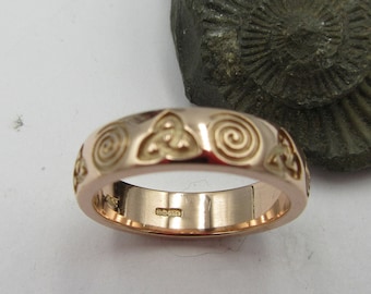 Newgrange & Trinty Rose gold ring .