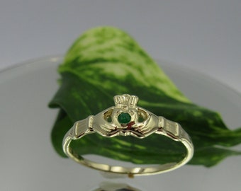 very fine EMERALD CLADDAGH RING  in gold .