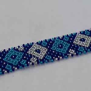 Flat beaded bracelet designs with various shapes