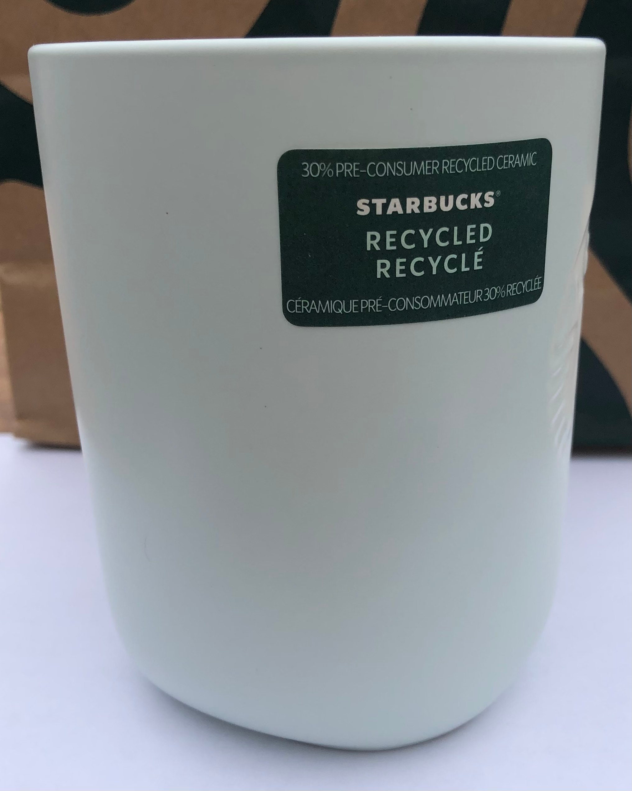 Starbucks quiere renovar su taza icónica - La Tercera