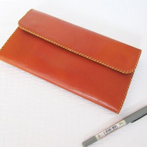 Cartera de piel, cartera pasaporte, cartera tarjeta, cartera viaje, piel natural, correa corta, estilo chic, atemporal