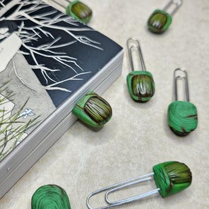 Marcapáginas con el dedo del monstruo de Frankenstein