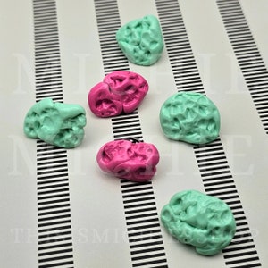 Gum pin brooch