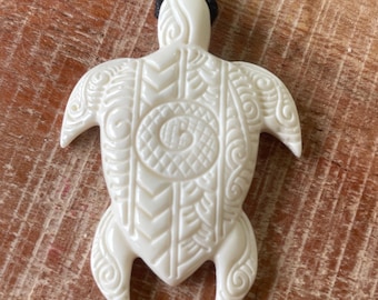 Colgante de tortuga marina con hueso de búfalo tallado a mano – Collar Honu Polinesio