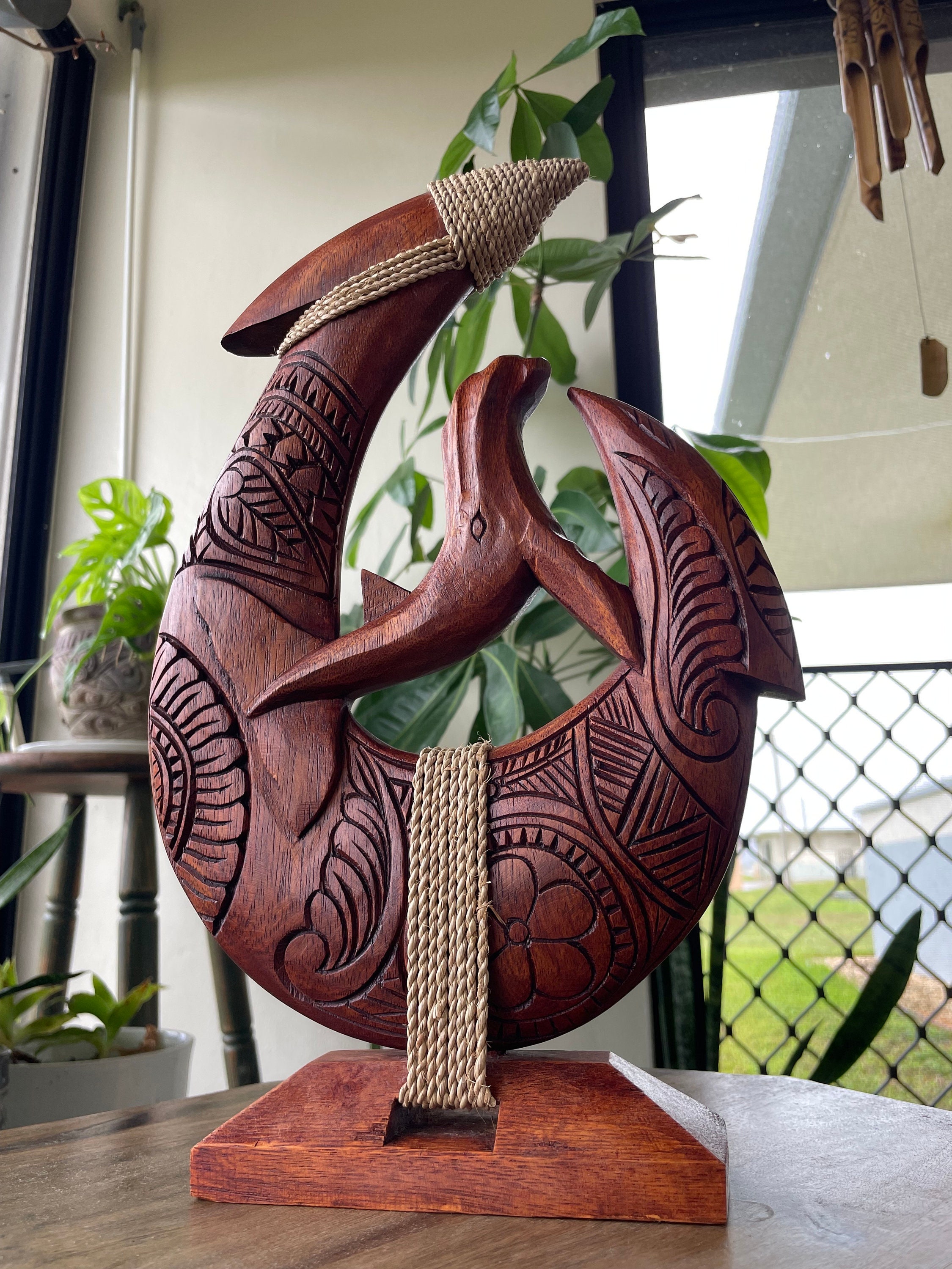 Splendido Makau a forma di balena - Legno massello di ibisco marino dettagliato - Makau intagliato a mano con un bellissimo centro a forma di balena su base. Disegni tribali tradizionali.