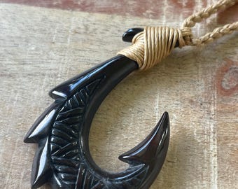 34-inch massief zwarte hoorn handgesneden Makau-ketting (vishaak) - verstelbaar surferkoord