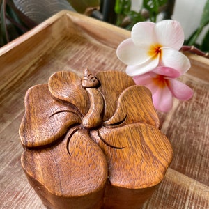 Preciosa caja rompecabezas de 4 piezas con flor de hibisco, hecha a mano y con compartimento oculto, hecha de madera de hibisco marino. ¡El regalo perfecto de Pasefika!