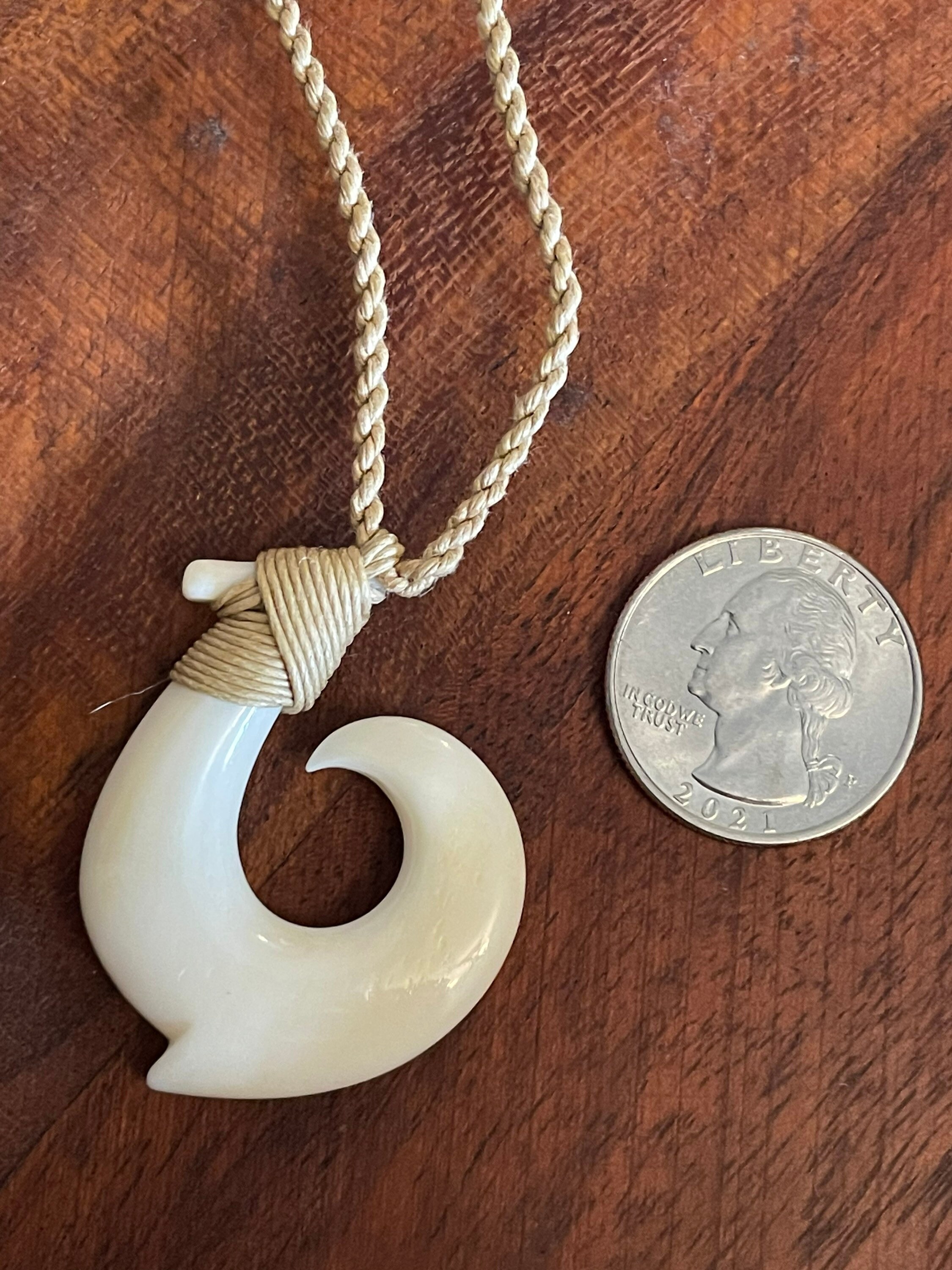 Collana Gancio Da Pesce Hawaiano In Osso Di Bufalo Scolpito A Mano 1 1/2'' Con Cordino Regolabile