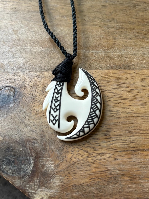 bone fish hook jewelry Hand Carved Bone Fish Hook Necklace: Micronesian Polynesian Makau Lei