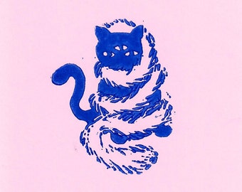 Katze in Imposanter Federboa Linoldruck Pink/Blau