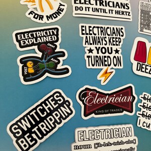 K&ouml;nnte beinhalten: Eine Sammlung von Aufklebern mit wei&szlig;en R&auml;ndern, die verschiedene S&auml;tze und Grafiken zum Thema Elektriker zeigen. Die Aufkleber enthalten Texte wie "I will strip for money", "Electricians do it until it Hertz" und "Switches be trippin'". Einige Aufkleber enthalten Illustrationen von Werkzeugen und elektrischen Diagrammen.