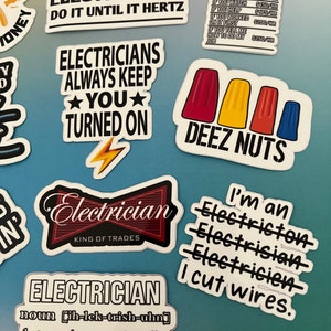 K&ouml;nnte beinhalten: Eine Sammlung wei&szlig;er Aufkleber mit schwarzem Text und Grafiken zum Thema Elektrotechnik. Die Aufkleber enthalten S&auml;tze wie "Electricians do it until it hertz" und "Electricians always keep you turned on". Es gibt auch einen Aufkleber mit der Aufschrift "Deez Nuts".