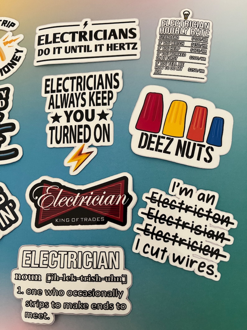 K&ouml;nnte beinhalten: Eine Sammlung wei&szlig;er Aufkleber mit schwarzem Text und Grafiken zum Thema Elektrotechnik. Die Aufkleber enthalten S&auml;tze wie "Electricians do it until it hertz" und "Electricians always keep you turned on". Es gibt auch einen Aufkleber mit der Aufschrift "Deez Nuts".