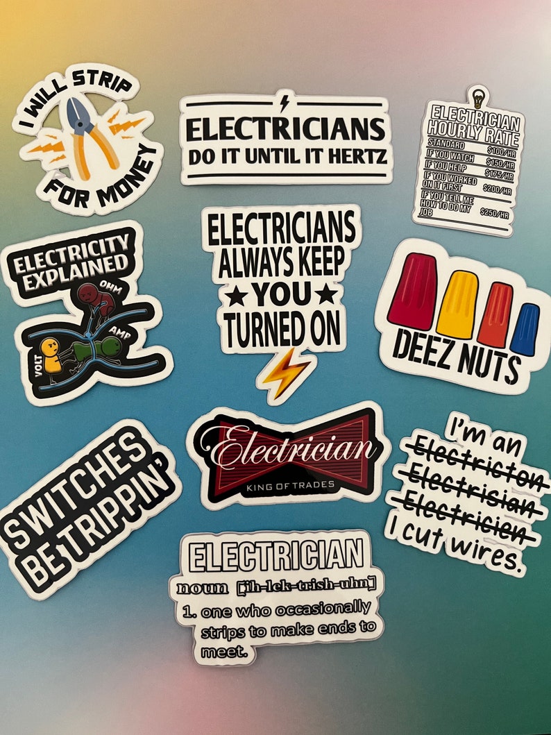 K&ouml;nnte beinhalten: Eine Sammlung von Aufklebern mit Elektriker-Motiven. Die Aufkleber zeigen Slogans wie "Elektriker machen es, bis es Hertz" und "Switches be trippin'". Einige Aufkleber enthalten elektrische Diagramme und Informationen zu Stundens&auml;tzen.