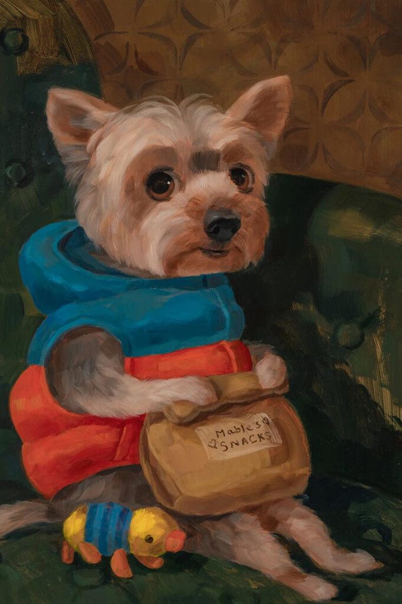 K&ouml;nnte beinhalten: Gem&auml;lde eines Yorkshire Terriers mit blauem Kapuzenpullover und orangefarbener Weste, der eine T&uuml;te mit der Aufschrift "Mable's Snacks" h&auml;lt. Ein kleines Spielzeugschwein in Blau und Gelb gestreift sitzt daneben. Der Hund sitzt auf einem gr&uuml;nen Stuhl.