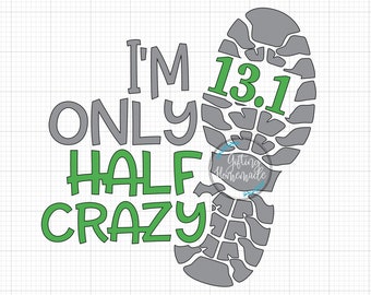 Può includere: Progettazione grafica verde e grigia con il testo "I'm only half crazy" e un'impronta di piede grigia con il numero "13.1" al suo interno.