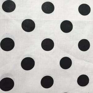 Tissu en poly coton imprimé noir et blanc à pois 58 po. par mètre, gros points noirs et blancs
