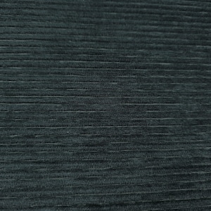 Pode incluir: Close-up de um tecido de veludo cotelê verde-escuro. O tecido tem uma textura canelada com linhas horizontais. A cor é um verde-azulado profundo e suave, com variações sutis de tom.