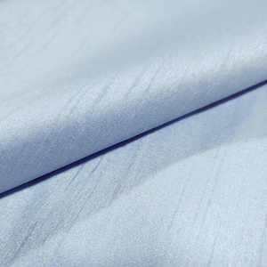 Tissu Dupioni imitation soie bleu nuage 58 po. par mètre | Chantunge bleu poudre clair pour chambre d'enfant, baby shower, robes et déguisements